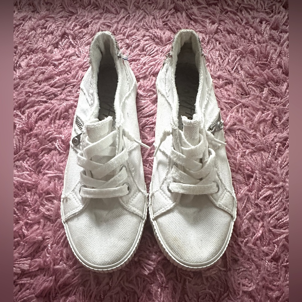 White Flats Versatile Sneakers